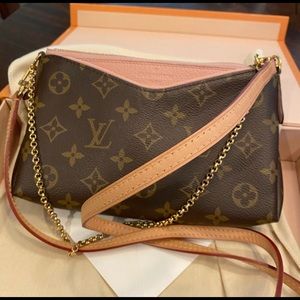 🔥S O L D 🔥 Louis Vuitton Monogram Pallas Clutch